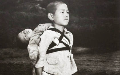 Câu chuyện "ngôi mộ đom đóm" ngoài đời thực qua bức ảnh hai đứa trẻ Nhật Bản