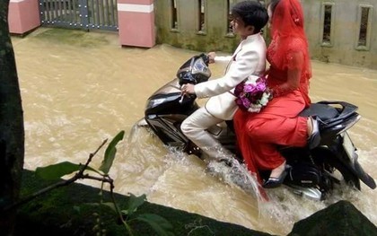 Clip: Đám cưới phiên bản "chạy lũ" đẹp tuyệt trong sự lạc quan của bà con Quảng Bình