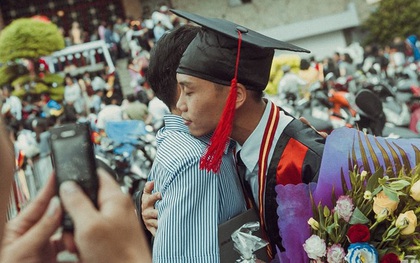 Bức ảnh cảm động: Cái ôm đầy tình cảm trong lễ tốt nghiệp và chiếc điện thoại của cha