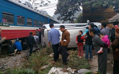 Cố vượt đường tàu, ô tô 7 chỗ bị tông lật nghiêng, 2 người thoát chết trong gang tấc