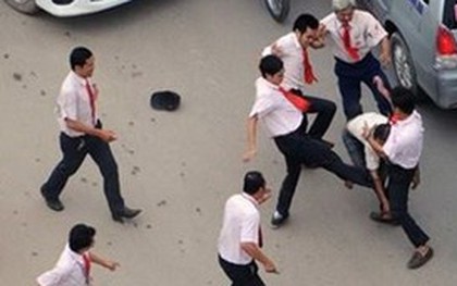 TP.HCM: Khen "xe đẹp", nhóm thanh niên bị côn đồ chém tới tấp