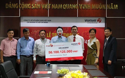 Người trúng số Jackpot 56 tỷ đồng đeo mặt nạ nhận giải