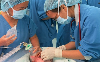 Phẫu thuật cứu sống bé gái sơ sinh nội tạng nằm ngoài ổ bụng