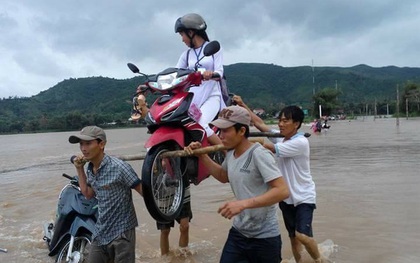 4 "soái ca" dùng thanh gỗ khiêng nữ sinh cùng chiếc xe máy qua vùng lũ
