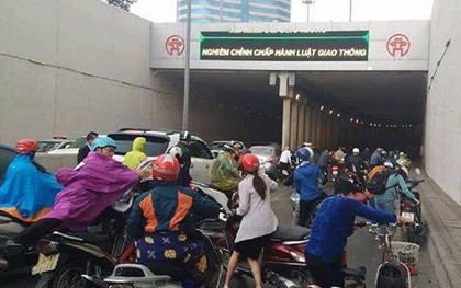 Hà Nội: Dầu đổ loang ra đường, hàng chục phương tiện "vồ ếch" dưới hầm Kim Liên