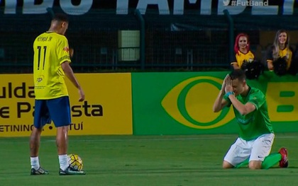 Đối thủ quỳ lạy, chắp tay cầu xin Neymar ngừng lừa bóng
