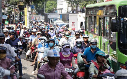 Chuyên gia giao thông nói về nạn kẹt xe ở Sài Gòn: "Chọn xe buýt hoặc xe máy chứ không thể có cả hai"