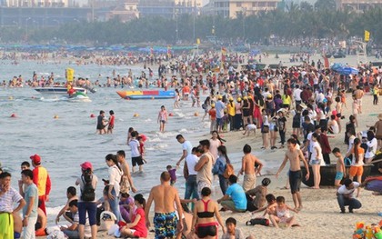 Chùm ảnh: Những bãi biển ngột ngạt và đông như nêm trong kì nghỉ lễ