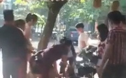 Đi chơi với người yêu mới, bị mẹ người yêu cũ tìm đánh