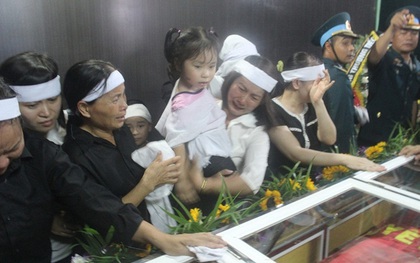 Người thân khóc ngất trước linh cữu Đại tá Trần Quang Khải