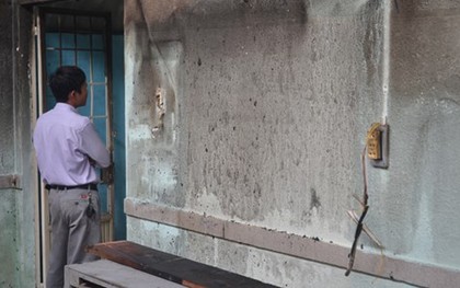 Hai cháu bé kêu khóc trong căn nhà bốc cháy khóa trái cửa