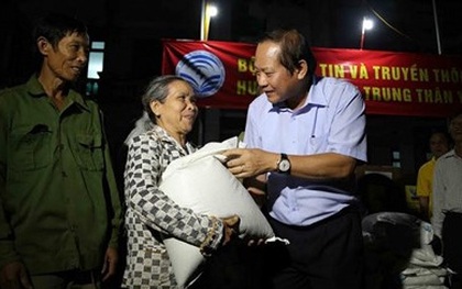 Bộ trưởng Trương Minh Tuấn trao 100 tấn gạo, hơn 1 tỷ đồng cho người dân vùng lũ