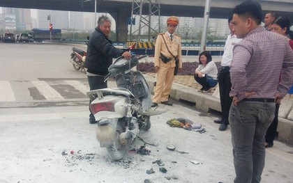 Hà Nội: Xe Lead bốc cháy ngùn ngụt, cô gái ngồi khóc bên đường
