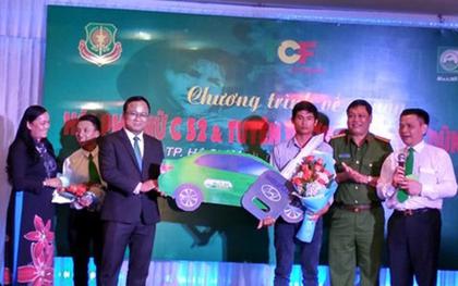 Tài xế Phan Văn Bắc chia tiền thưởng cho tài xế xe khách