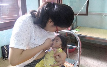 Nghẹn lòng cảnh em bé Lào Cai 14 tháng tuổi chỉ nặng 3,5 kg ngậm chặt bầu sữa các mẹ đến thăm