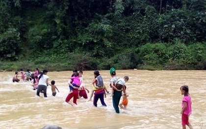 Ngày khai giảng, giáo viên vất vả cõng học sinh qua sông