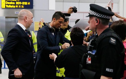 Ronaldo mỏi tay ký tặng fan hâm mộ khi vừa đặt chân tới Manchester