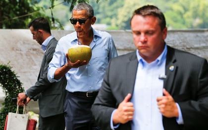 Tổng thống Obama giản dị uống nước dừa trên đường phố Lào
