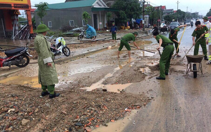 Hà Tĩnh: Công an Thị xã Kỳ Anh đội mưa dọn dẹp đất đá vương vãi trên đường