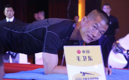 Khi bạn chỉ plank được vài phút, anh cảnh sát này đã phá kỷ lục thế giới với 8 tiếng