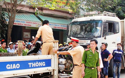 Xe tải tông hai mẹ con chết thảm, bé trai văng gầm taxi thoát chết