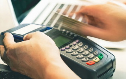 Đi ăn nhà hàng quẹt thẻ, tài khoản của khách bay 683 triệu đồng