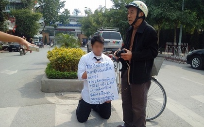Nam thanh niên quỳ trước cổng Đài truyền hình Việt Nam xin được làm nhân viên bán hàng