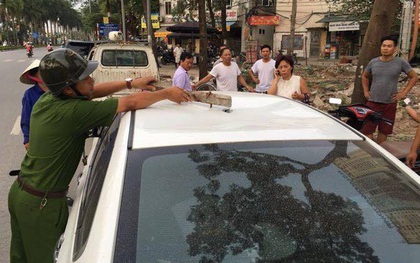 Hà Nội: Thanh sắt từ "trên trời rơi xuống" trúng ô tô, người phụ nữ tháo chạy ra ngoài
