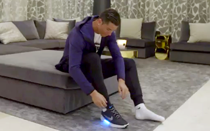 Ronaldo là người đầu tiên được thử mẫu giày "ảo diệu" này của Nike
