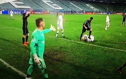 Ronaldo thẳng chân đạp vào người hậu vệ đối phương