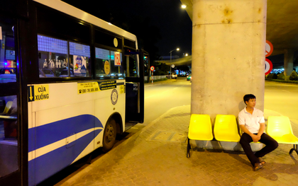 Tại sao khách thì mệt mỏi tìm xe, còn tuyến xe buýt duy nhất tại sân bay Tân Sơn Nhất lại luôn ế khách?