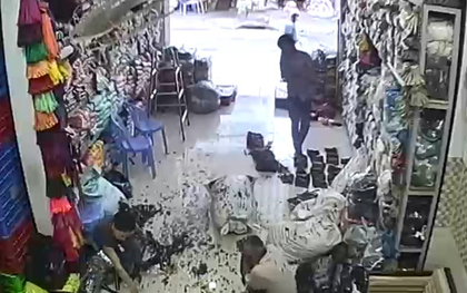 Clip nhóm thanh niên tạt mắm tôm, sơn để trả thù