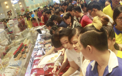 Ngày đầu khai trương, khu ăn uống của AEON MALL Bình Tân bán hết sạch từ sớm