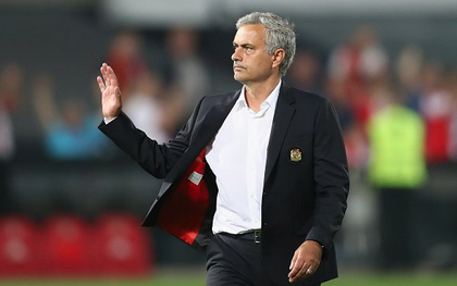 Fan MU cáu tiết đòi sa thải Mourinho sau 2 trận thua liên tiếp