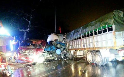 Hà Nội: Xe tải mất lái đâm nát xe chở xi măng, 1 người bị thương