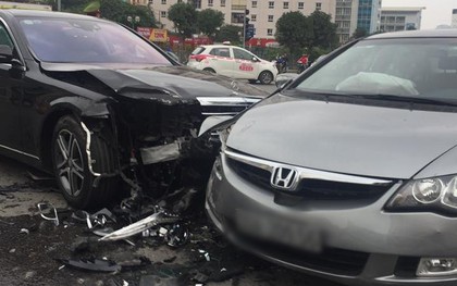 Hà Nội: Xe Mercedes S400 biến dạng phần đầu sau khi đâm liên tiếp 2 ô tô