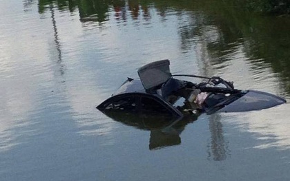 Xế hộp bị húc văng xuống sông, lái xe tử vong tại chỗ