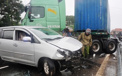 Container đâm nát rồi kéo lê chiếc Innova chở 7 người