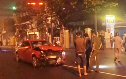 Xe Audi tông thanh niên văng xa hàng chục mét