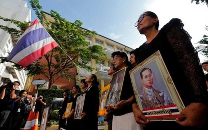 Sáng đầu tiên không có Vua Bhumibol, người dân Thái Lan chết lặng trong niềm đau và nước mắt
