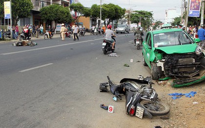 Đưa người đi cấp cứu, taxi gây tai nạn liên hoàn