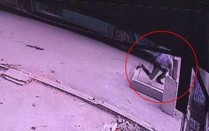 Tìm tung tích người đón xe buýt lọt hố ga tử vong