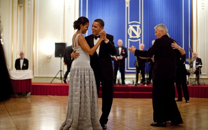 Kỷ niệm 24 năm ngày cưới, Tổng thống Obama đăng bức ảnh hôn phu nhân Michelle Obama