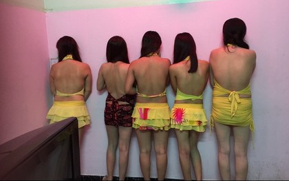 Karaoke không phép chiêu đãi khách bằng đặc sản bikini