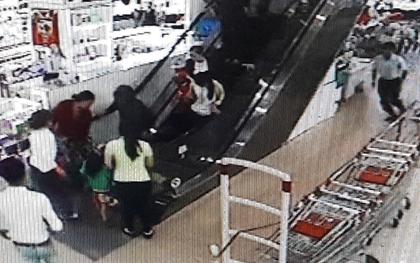 Bé trai hơn 2 tuổi bị cầu thang cuốn siêu thị cuốn gây thương tích