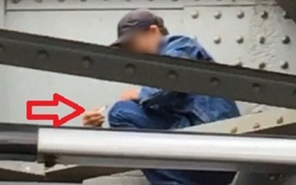 Hà Nội: Hãi hùng cảnh những con nghiện tiêm chích giữa ban ngày ở cầu Long Biên