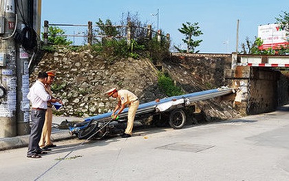 Tránh ôtô, lái xe chở tôn bị tôn chèn chết tại chỗ