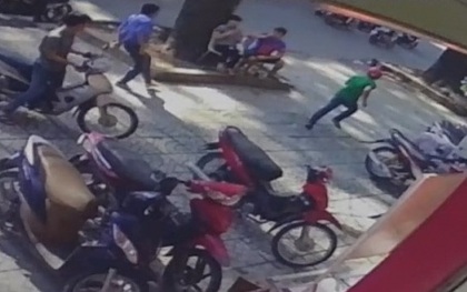 Đuổi việc tài xế xe buýt cầm dao rượt người đi đường
