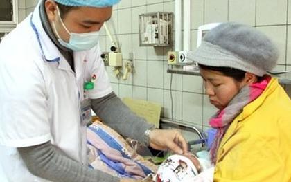 Bé 3 tuổi rơi từ ban công trường mầm non, chấn thương sọ não