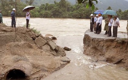 Tìm thấy thi thể phó chủ tịch xã bị lũ cuốn cả người và xe ở Bình Định